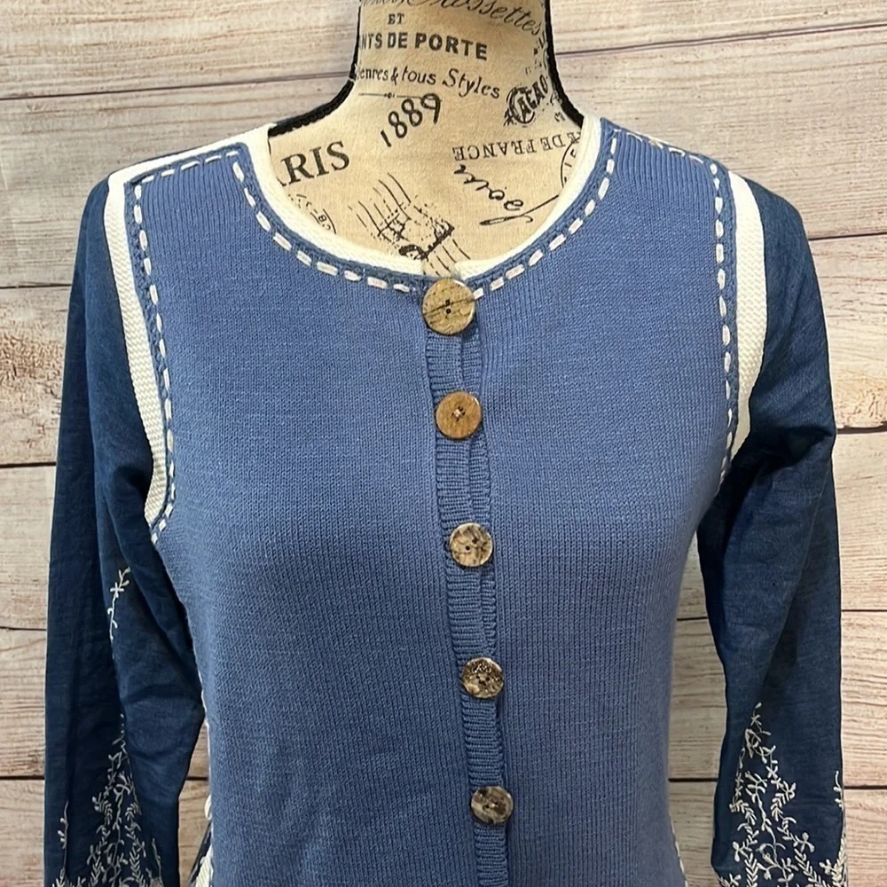Elaris Sweater Lace Stitching Buttons Blue Size Small Lightweight Long Sleeves